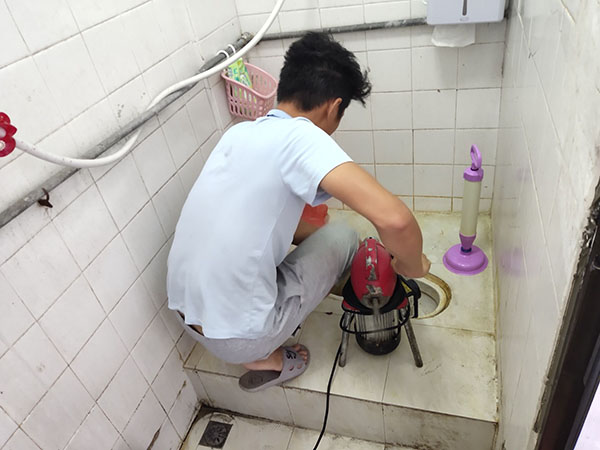 隆阳管道堵塞冒臭气 专业师傅现场解决问题