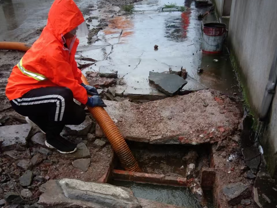 隆阳专业清理污水池 炜誉市政以规范流程守护城市 “肠道”