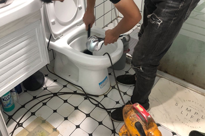 隆阳马桶堵塞自己疏通还是找师傅?专业上门服务让你省时更省心